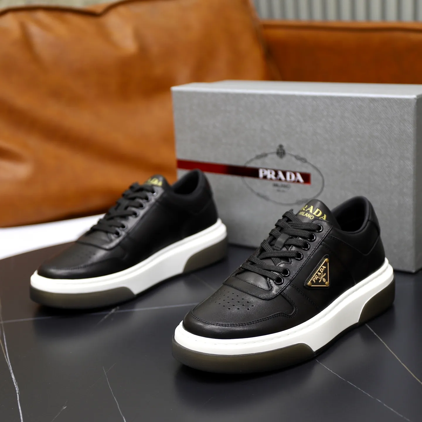 Factory price: 720💰Top original order Brand: PRADA (Prada) Standard code: Men's size 38/44 (45 can be customized) Grade: Same as the official website Material: Original cowhide stitching imported cowhide lining Original combination two-color wear-resistant soft outsole Style category: Leisure and sports version Young fashion European and American trend British style Color: Actual picture color